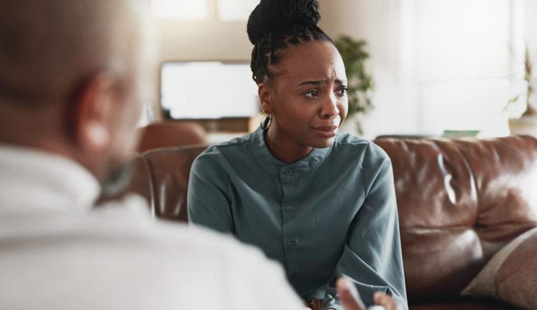 Une thérapeute échange avec un patient dans un cabinet calme, dans le cadre d’un accompagnement face à l’alcoolisme.